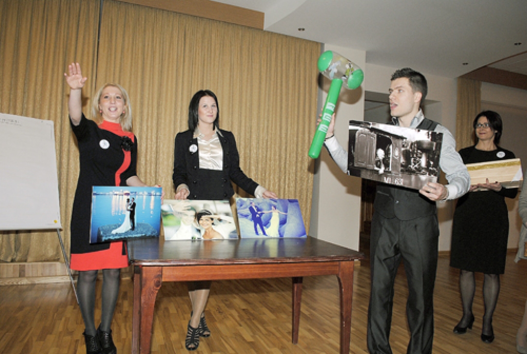 Izsoli vadīja Iecavas jauniešu padomes pārstāvji Inese Beitiņa (no kreisās), Lienīte Beidzeniece, Bruno Bahs un Ginta Goldmane.
Autors: Juris Iļņickis