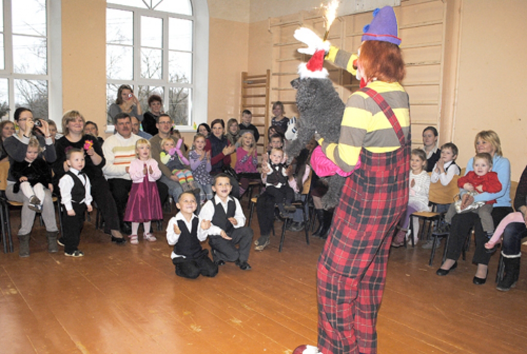 Ar neviltotu sajūsmu mazuļi ar vecākiem skatījās klauna Aleksandra burvju trikus ar suņuku.
Autors: Juris Iļņickis