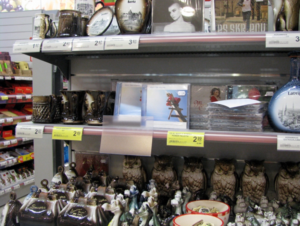 Bauskas bērnu un jauniešu centra vokālās studijas «Miljons» pirmais albums «Skaiti līdz miljons» meklējams lielveikala plauktā, kur ir dažādi suvenīri ar latvisku simboliku.   
Autors: Vilnis Auzāns