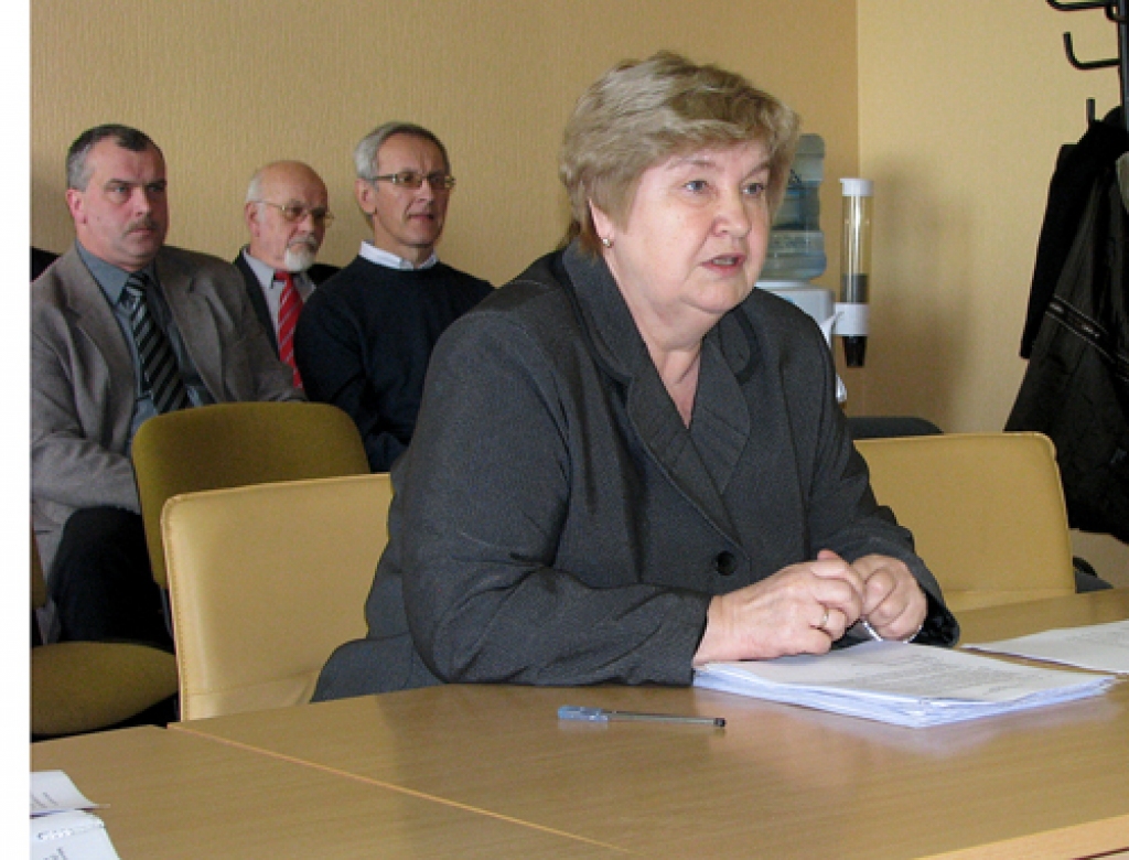 Bauskas novada domes attīstības un plānošanas nodaļas galvenā speciāliste Daina Nikolājeva iepazīstina deputātus ar topošās uzņēmējdarbības konsultatīvās padomes nolikumu. 
Autors: Vilnis Auzāns