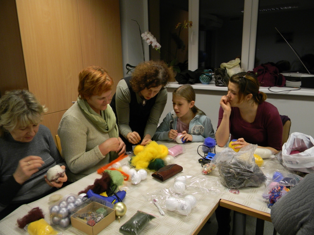 Vineta Lamberte (centrā) ierāda rotaslietu gatavošanu Jutai Sivakai (no kreisās), Sarmītei Avotai, Eniai Šustai un Annai Strēlei.
Autors: NO BIBLIOTĒKAS ARHĪVA.