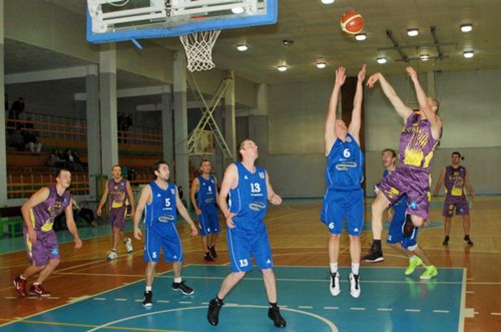 Armīns Dīcis lēcienā met pa grozu. 
Autors: Uldis Varnevičs