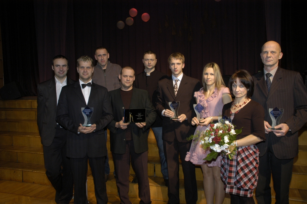 Pagājušajā gadā par populārāko sportisti atzina Lindu Tarvidu, bet sportistu – Jāni Baltušu. Populārākā veterāne bija Solvita Rotberga, kura šogad nominēta kā sporta sacensību organizatore, bet starp veterāniem populārākais bija Jānis Feldmanis. Tehnisko sporta veidu sportistu vidū populārākais bija Uvis Slakteris, bet komandu sportā – hokeja vienība «Mūsa».
Autors: No «Bauskas Dzīves» arhīva.