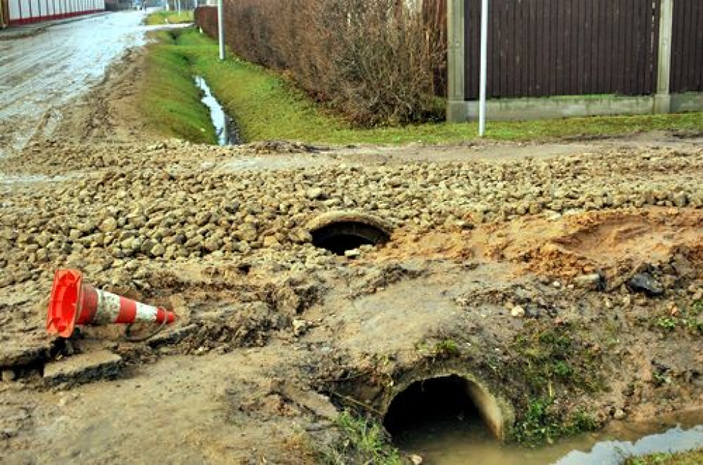 Sporta un Pilskalna ielas krustojumā virs ceļa klājuma izspiedusies caurtekas caurule.
Autors: Uldis Varnevičs