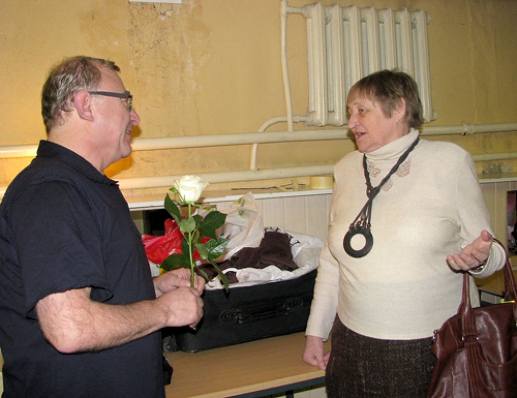 Vēl pirms izrādes Valerija Liepa ieradās aktieru grimētavā, lai pasniegtu ziedus Jakovam Rafalsonam un arī Guntai Virkavai. 
Autors: Vilnis Auzāns