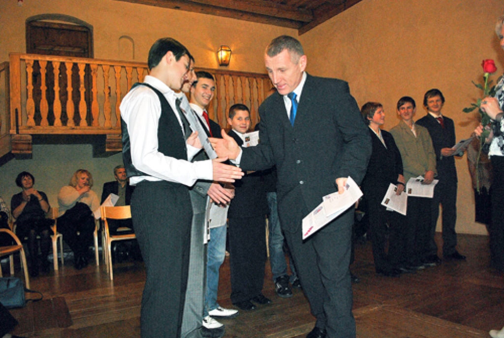 Agris Grandovskis, florbolistu treneris, sveic savus audzēkņus, kas šogad Latvijas čempionātā U-14 vecuma grupā izcīnīja zelta medaļas.
Autors: Uldis Varnevičs