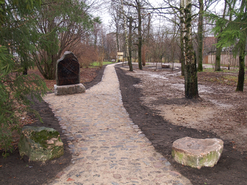 Bruģētais celiņš iezīmē taku caur Dievdārziņu līdz kāpnēm uz Iecavas upes krastu.
Autors: Antra Ērgle