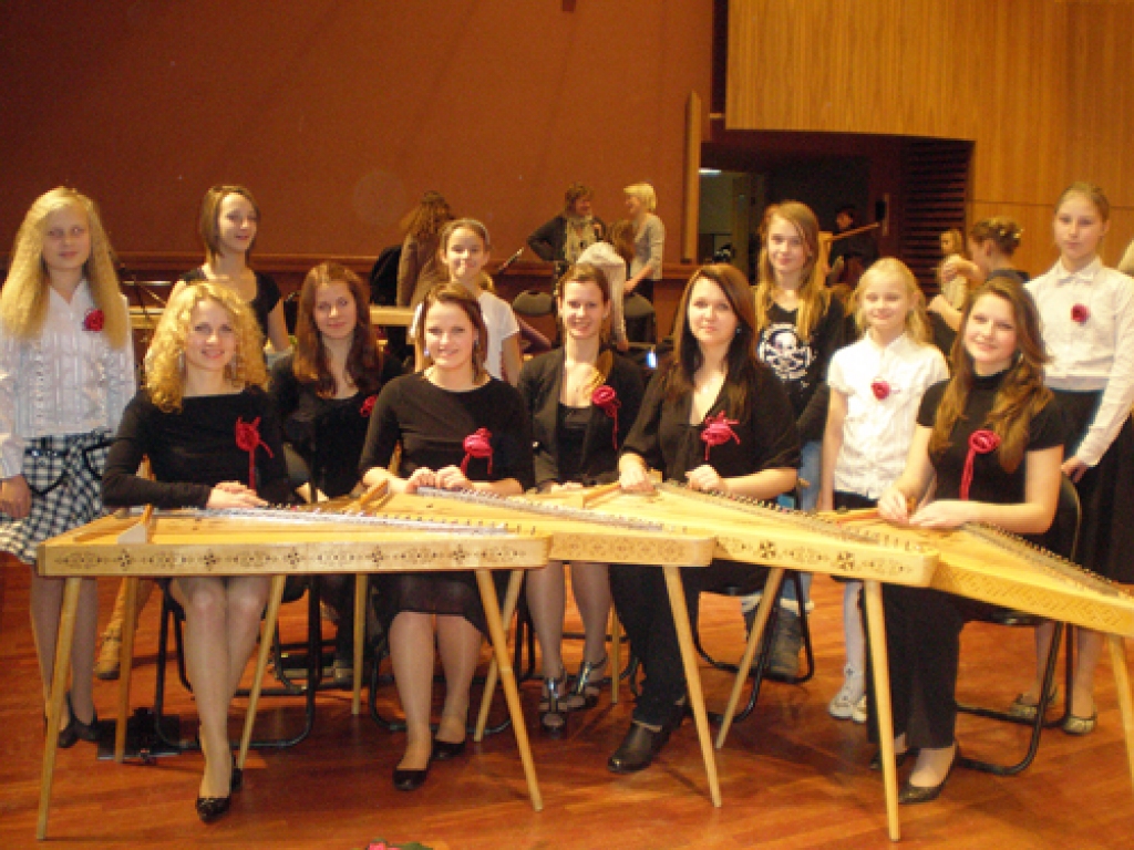 Iecavas mūzikas skolas jaunās koklētājas uz Lielās Ģildes skatuves. 
Autors: no skolas arhīva