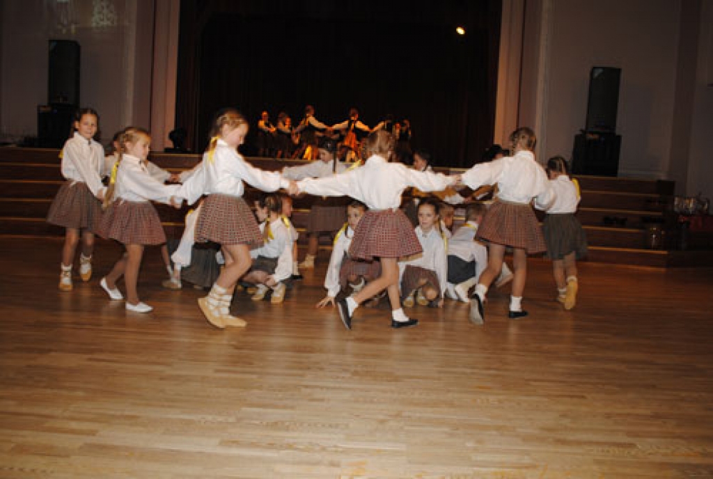 Bērnu priekšnesumi, īpaši tautas dejas, piemēram, «Sudmaliņas», skatītājus dziļi saviļņoja.
Autors: Juris Iļņickis