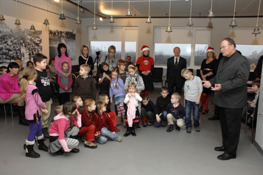 Izstādes «Ieklausies un ieskaties Ziemassvētkos!» kurators Māris Bērziņš stāsta bērniem par seniem laikiem, kad Ziemassvētku apsveikumu sūtīšana pa pastu bija ļoti izplatīta. 
Autors: Ivars Bogdanovs