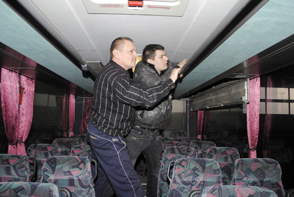 Autobusa šoferi Juris Strazdiņš un Viktors Rudevičs sagatavo savu busu reisam. 
Autors: Juris Iļņickis