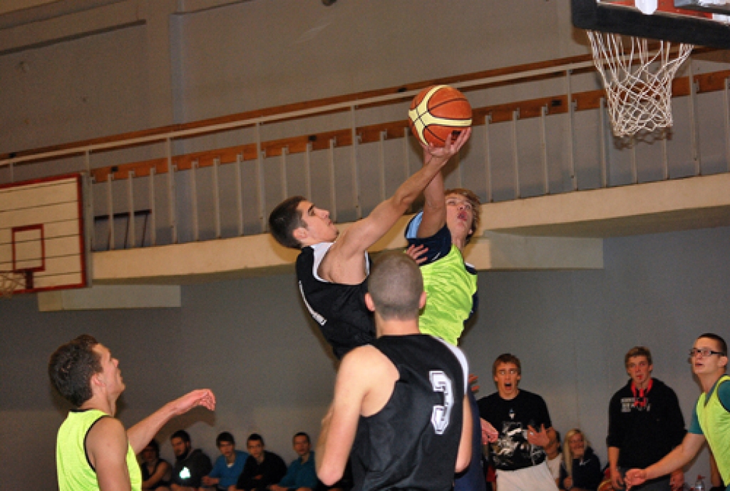 Bauskas Valsts ģimnāzijas sportisti (melnos tērpos) parādīja skatītājiem interesantu spēli.
Autors: Uldis Varnevičs