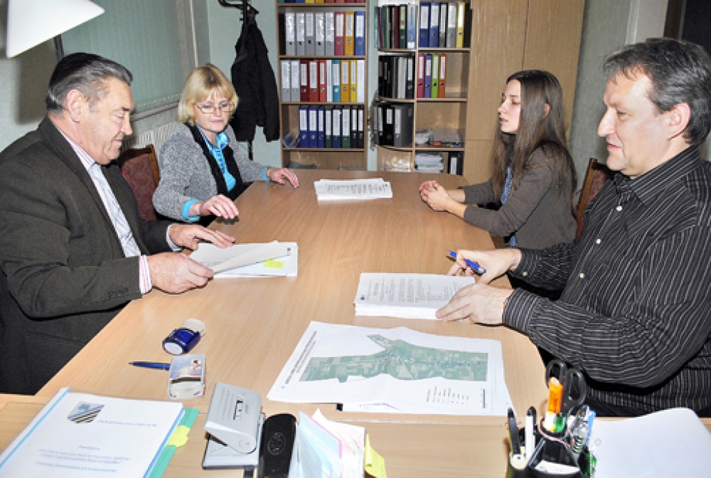 Līgumu par Ādžūnu ciema ūdenssaimniecības atjaunošanas tehniskā projekta izstrādi noslēdz SIA «Īslīces ūdens» valdes loceklis Aleksandrs Rūja (no kreisās) un SIA «Firma L4» Jelgavas filiāles vadītājs Aigars Ozols. Viņam blakus sēž projektēšanas inženiere Ilze Rudziša, līdzās A. Rūjam – grāmatvede lietvede Rita Hatkēviča. «Īslīces ūdens» vadītājs viņu norīkojis par projekta lietvedi.
Autors: Juris Iļņickis