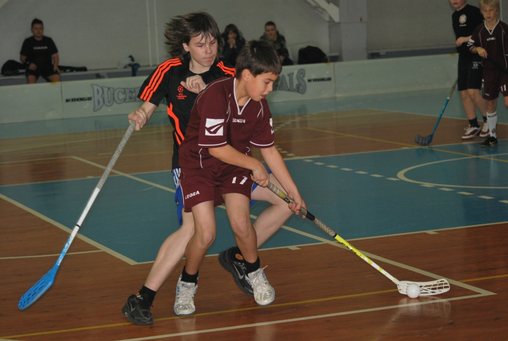 Kristaps Laugalis (ar bumbiņu), Bauskas BJSS U-12 komandas spēlētājs, šogad ir guvis sešus vārtus četrās spēlēs.
Autors: Uldis Varnevičs