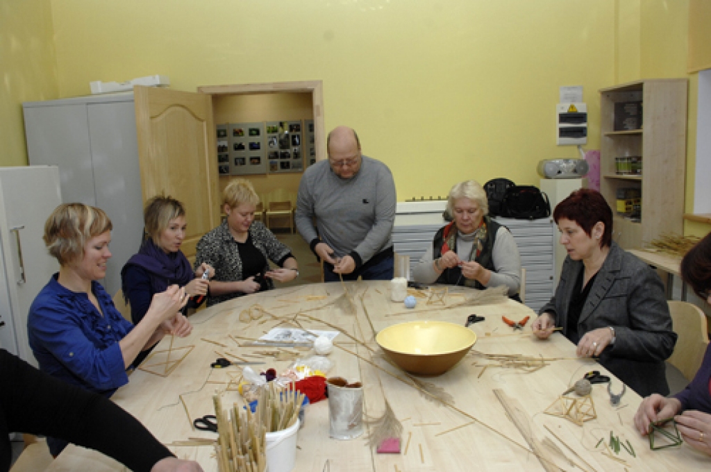 Puzuru gatavošana – tā ir lieliska iespēja visam kolektīvam pabūt kopā, pārrunāt paveikto, izspriest par nākotnes plāniem. Pirmdienas, 5. decembra, rītā ar to nodarbojās Bauskas bērnu un jauniešu centra kolektīvs. 
Autors: Ivars Bogdanovs