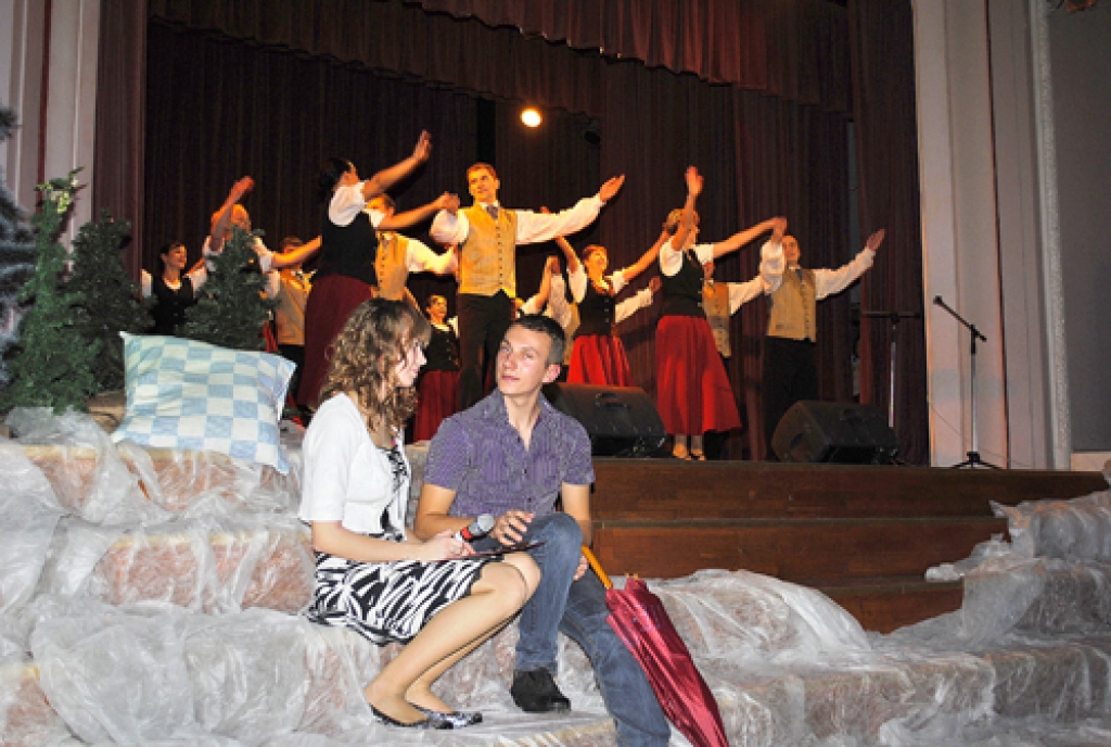 Pirms katras uzstāšanās, arī pirms vidējās paaudzes deju kopas «Līdums» uznāciena, labdarības koncerta vadītāji Emīls Dzelzkalējs un Katrīna Zanda Zeibote runāja Emīla sacerētu dzeju.
Autors: Kristaps Ābelnieks