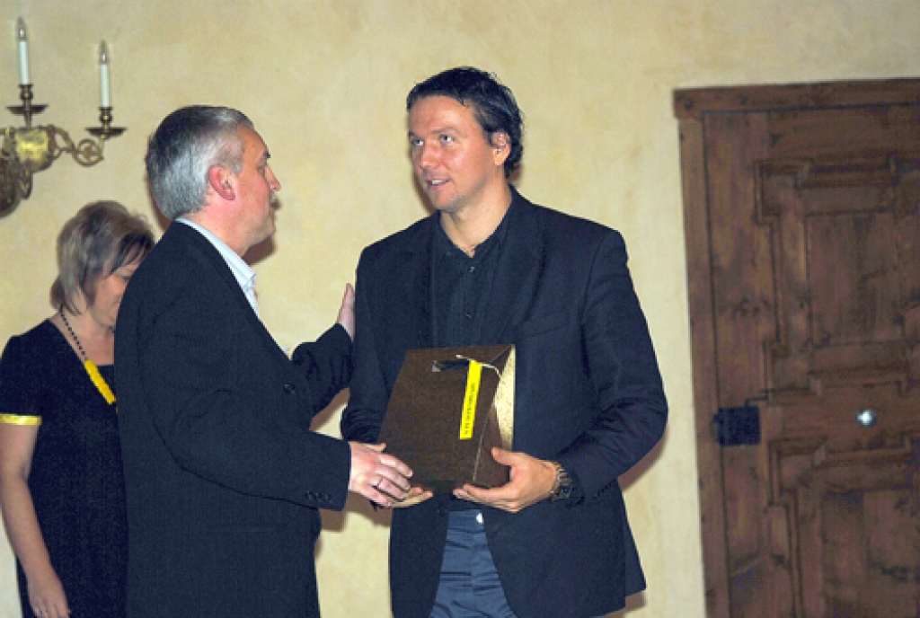 Aināru Kovalu (no labās) sveic Latvijas Šķēpmetēju kluba prezidents Anrijs Lūsis. 
Autors: Uldis Varnevičs