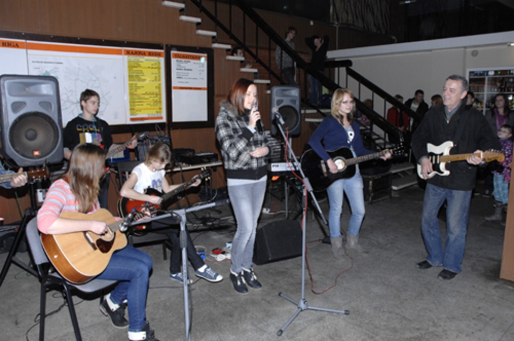 Muzicē ģitāristi no Līduma kultūras nama. Soliste Lauma Upeniece. 
Autors: Ivars Bogdanovs