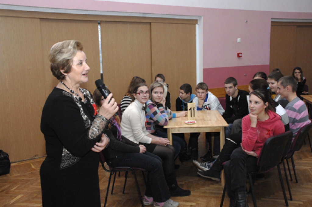 Pasaules AIDS dienā pasākumu Ozolainē pamatskolā vadīja direktore Lilija Bula. 
Autors: Ivars Bogdanovs