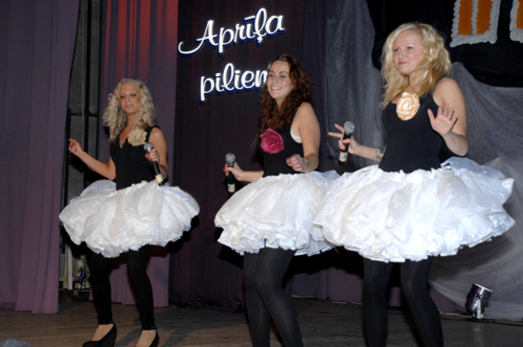 Bērnu un jauniešu vokālās studijas «Aprīļa pilieni» 15. jubilejas koncertā svētdien, 29. janvārī, Īslīces kultūras namā uz skatuves kāpa visi pašreizējie dalībnieki, kā arī gaidīti viesi – agrākie pedagoģes Nijoles Berezinas...
Autors: Ivars Bogdanovs