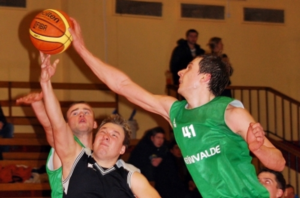 Iecavas novada 17. čempionāta finālā divu spēļu summā pārliecinošu uzvaru guva «Ozolu 15» komanda, kas pārspēja «Grīnvaldi». Cīņā par trešo vietu uzvarēja «DzKS» komanda, kura spēja uzvarēt «Arsenālu». Spēles notika sporta namā «Dartija»....
Autors: Uldis Varnevičs