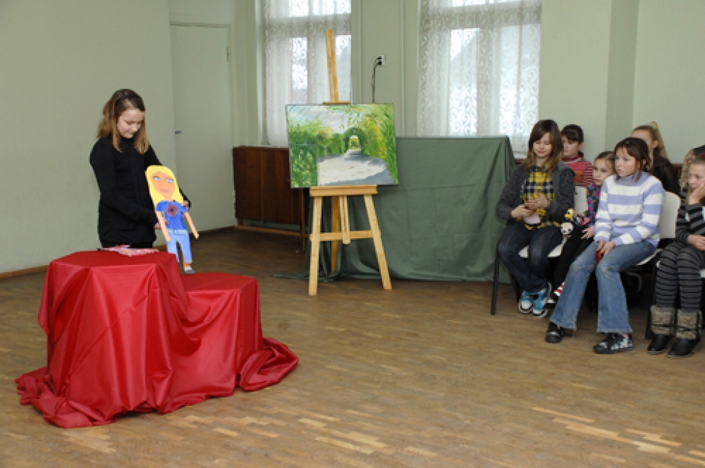 17. janvārī jau otro reizi pilsētā, Bauskas bērnu un jauniešu centrā (BJC), notika leļļu modes skate, kuras idejas autore ir BJC metodiķe un rokdarbu studijas «Kamolītis» vadītāja Ilze Krieviņa. 
Autors: Ivars Bogdanovs