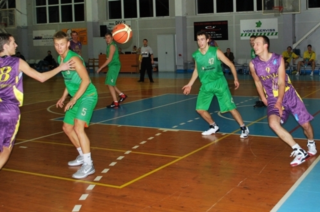 Latvijas Basketbola līgas trešās divīzijas spēlē Bauskā, sporta namā «Mēmele», 24. janvārī «Kvēle»/sporta centrs «Mēmele»» zaudēja BK «Dartija» ar rezultātu 57:85. 

Interesanti, ka atlēcošās bumbas, pēc statistikas, vairāk izcīnīja...
Autors: Uldis Varnevičs