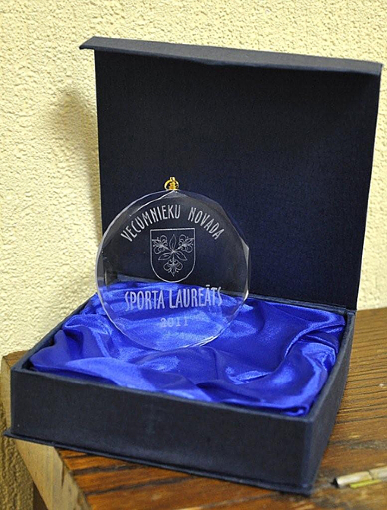 Vecumnieku tautas namā 20. janvārī tika sveikti gan skolēni, gan pieaugušie, kuri pērn guvuši atzīstamus rezultātus dažādās sporta sacensībās un turnīros. Komandu sporta veidu un individuālo disciplīnu pārstāvjiem pasniegtas 79 stiklā...