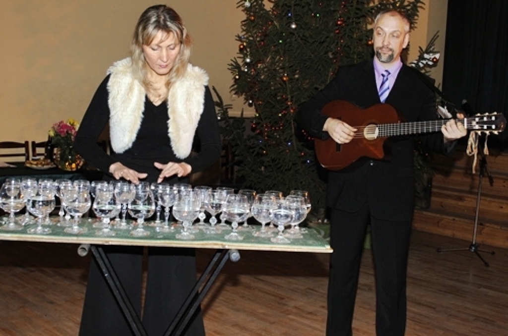 Kuplākā pulkā nekā citus gadus Vecumnieku novada Kurmenes tautas namā 19. janvārī pulcējās pagasta seniori. Tā jau ir tradīcija – kopā sākt jaunu gadu, teic tautas nama vadītāja Sarmīte Ķīse. Īpaši tika sumināti jubilāri, kopumā vairāk...
Autors: Juris Iļņickis