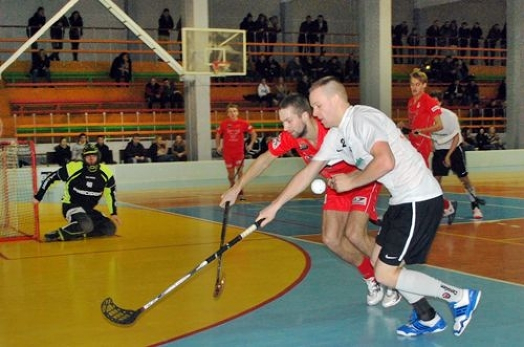 Spēlē ar Latvijas Florbola virslīgas debitanti komandu «Valmiera» baušķenieki sporta namā «Mēmele» 7. janvārī guva uzvaru ar 10:9. 

Visvājākā un vismazāk pieredzējusī viesu pozīcija bija aizsardzība. To pierādīja jau pirmais baušķenieku...
Autors: Uldis Varnevičs