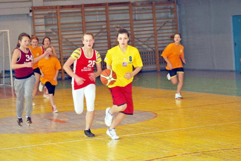 Sabīne Atmata, Uzvaras vidusskolas komandas spēlētāja (ar bumbu).