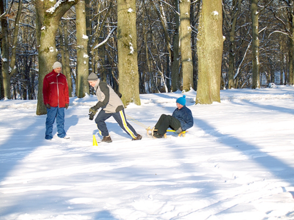 Gunāra Naļivaikas skrējienu ar atvasi ragaviņās vēro tiesnesis Māris Ozoliņš. 