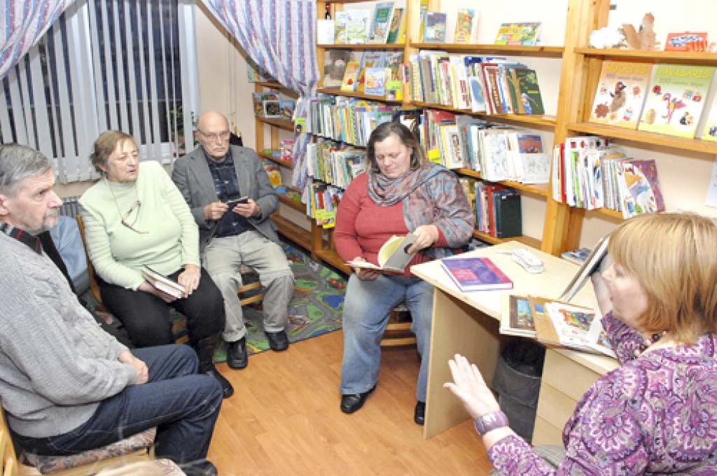 «Klubā valdošā gaisotne palīdz kļūt garīgi bagātākam, palīdz izdzīvot,» atzina Anna Pilinoviča (otrā no labās).