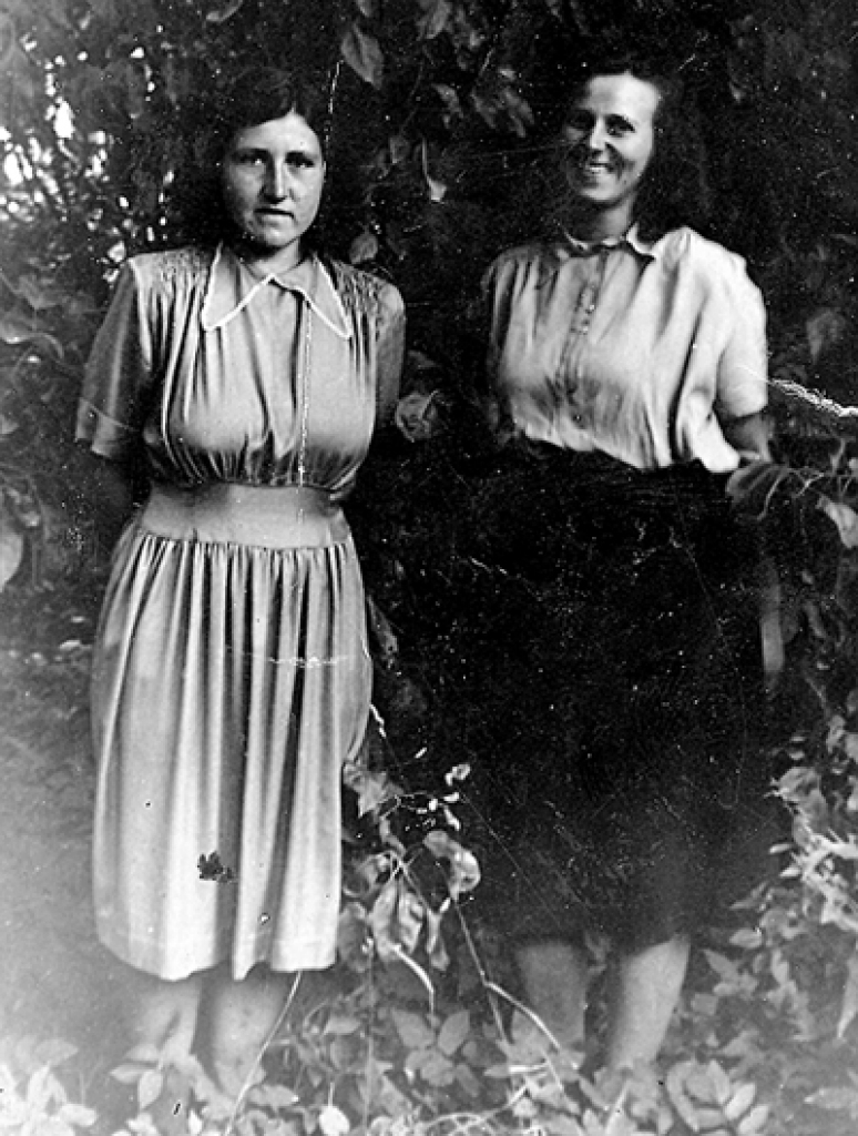 Manda (no kreisās) astoņpadsmit gadu vecumā ar māsu Mirdzu Vecsaulē.