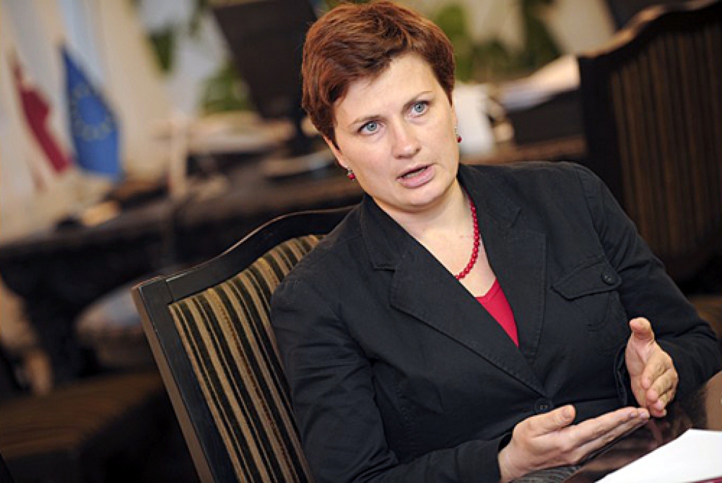 Ilze Viņķele, labklājības ministre, vērtē, ka diskutēt varētu tikai par to, cik strauji jāceļ pensijas vecums. Lēmums par pensionēšanās vecuma paaugstināšanu jau no 2014. gada nav ekonomiski pamatots, uzskata arodbiedrības.