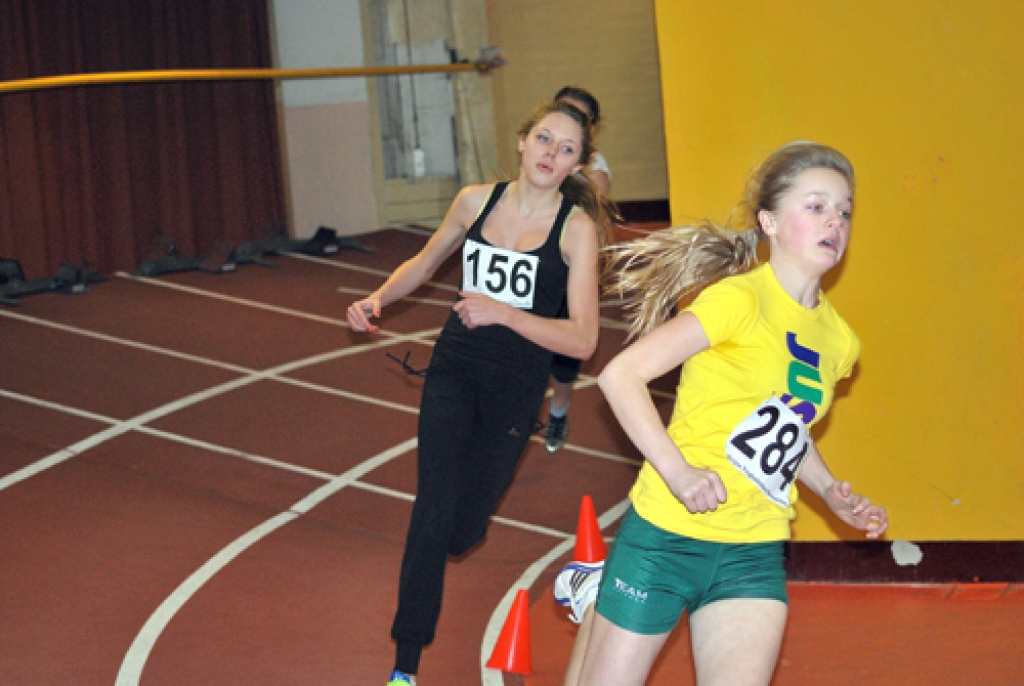 Jana Zamarina (156. numurs) savu konkurenti vēlāk apdzina finiša taisnē un izcīnīja trešo vietu.