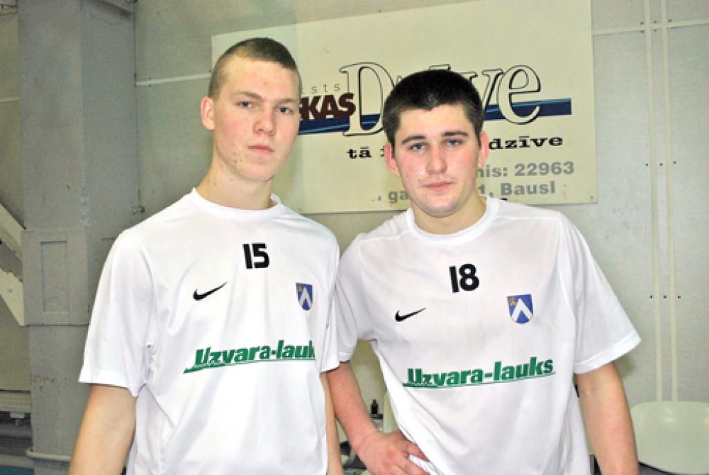 Toms Niedre (no kreisās) un  Jānis Akmentiņš – Latvijas florbola izlases kandidāti.