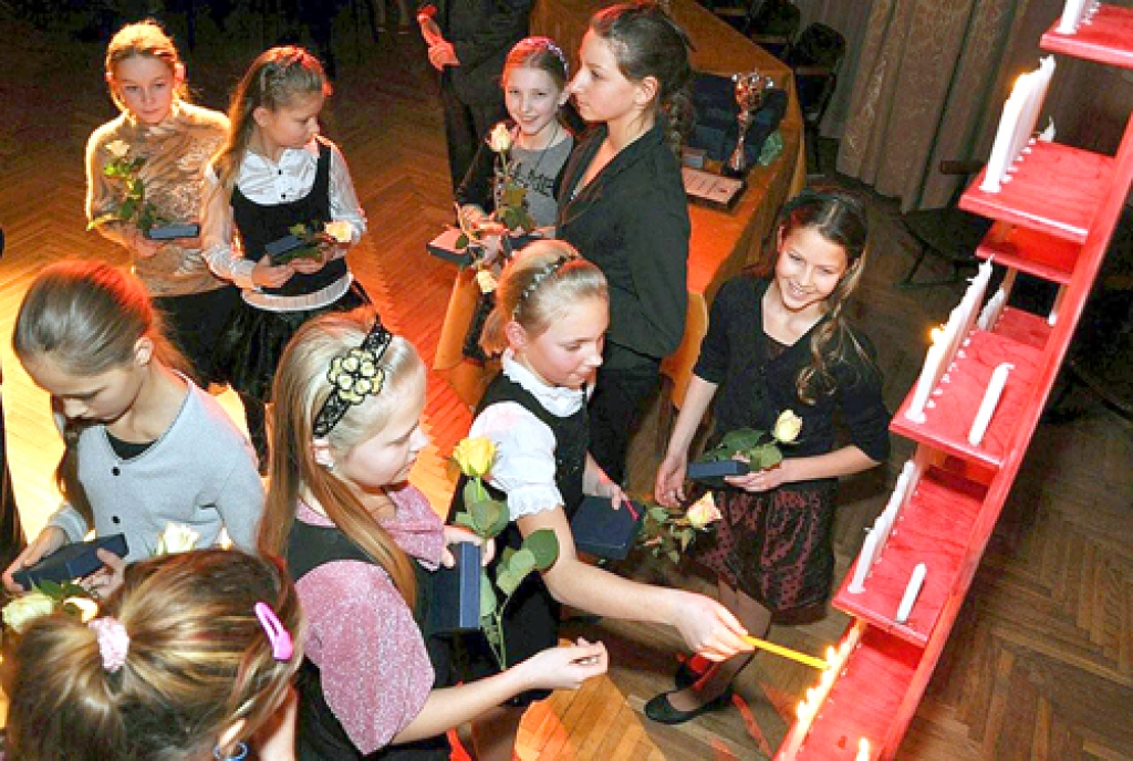 Valles vidusskolas meitenes pērn Latvijas vispārizglītojošo skolu 64. spartakiādē ieguva otro vietu tautas bumbā (trenere Gita Briņķe).