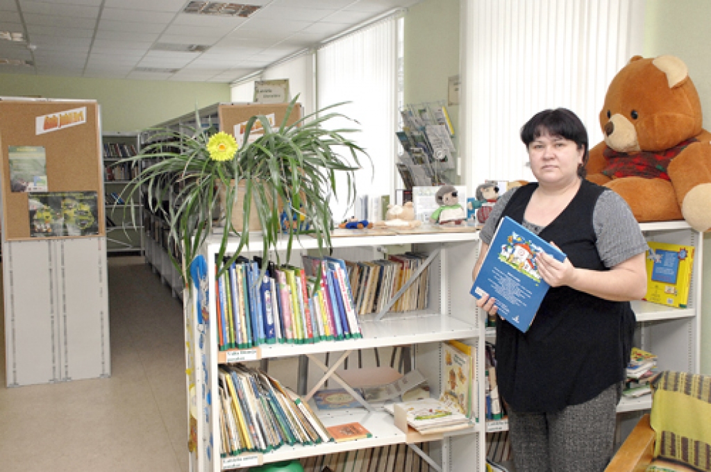 Marina Bedenkova, Dāviņu bibliotēkas vadītāja, sniedza individuālas konsultācijas. 