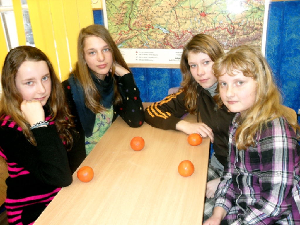 Piektās klases komanda parasti ir vismierīgākā un atrod pareizās atbildes. Balvās šoreiz bija mandarīni, ne konfektes. 