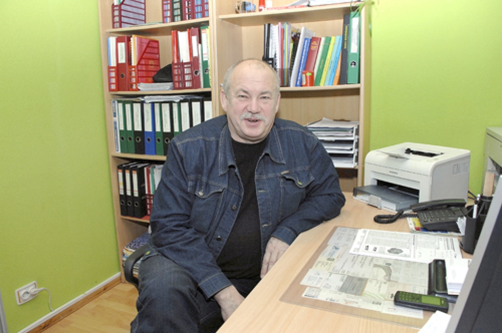 Vecsaulietis Egils Cers pārvaldē daudz stundu pavada, darot biroja darbus, taču, ja būs vajadzība, rokas var tikt ķellētas, labojot arī traktoru. 