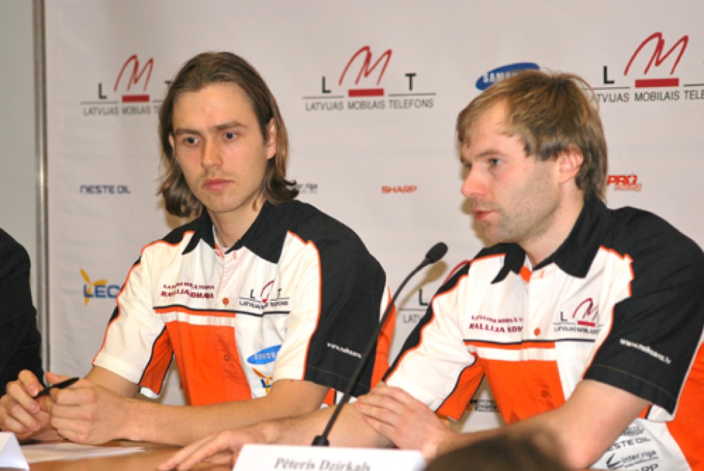 Andis Neikšāns (no kreisās) un Pēteris Dzirkals – Latvijas Mobilā telefona rallija komandas ekipāža. 