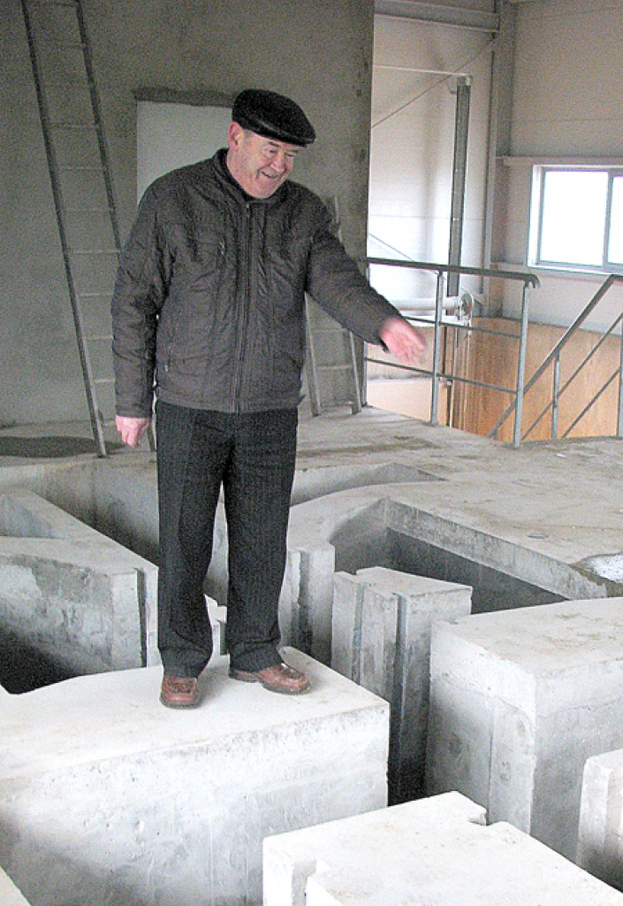 Aleksandrs Rūja, SIA «Īslīces ūdens» valdes loceklis, rāda notekūdeņu sākotnējās pieņemšanas kanālus.