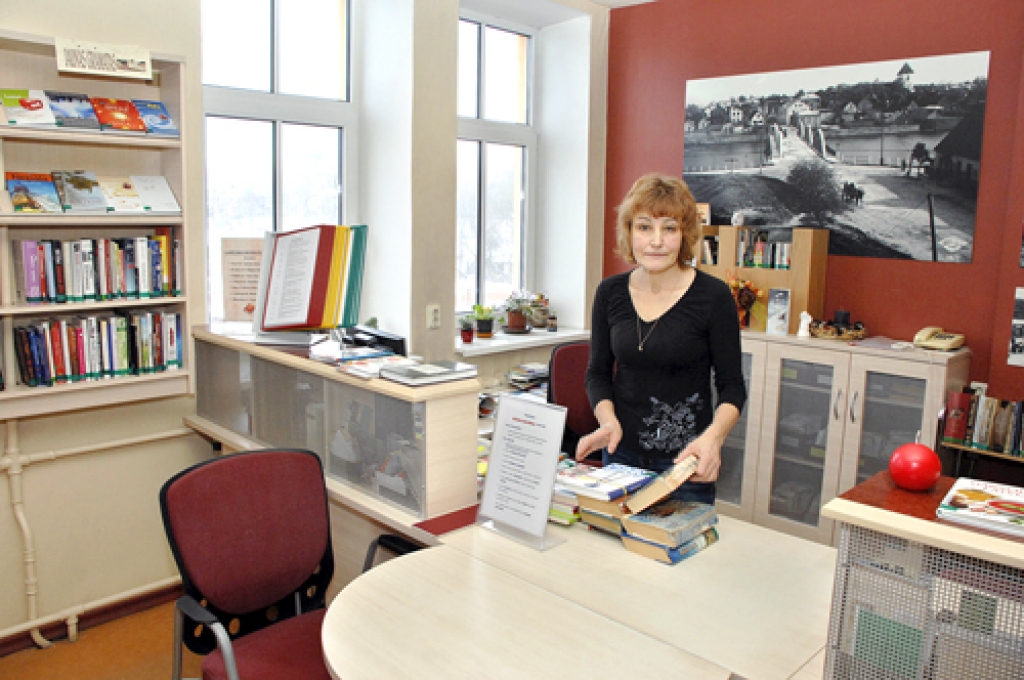 Ainas Mūrnieces, Bauskas Centrālās bibliotēkas speciālistes, pienākumi ir lasītāju apkalpošana un jaunu grāmatu iegāde tirdzniecības bāzēs, ik mēnesi papildinot bibliotēkas krājumu.