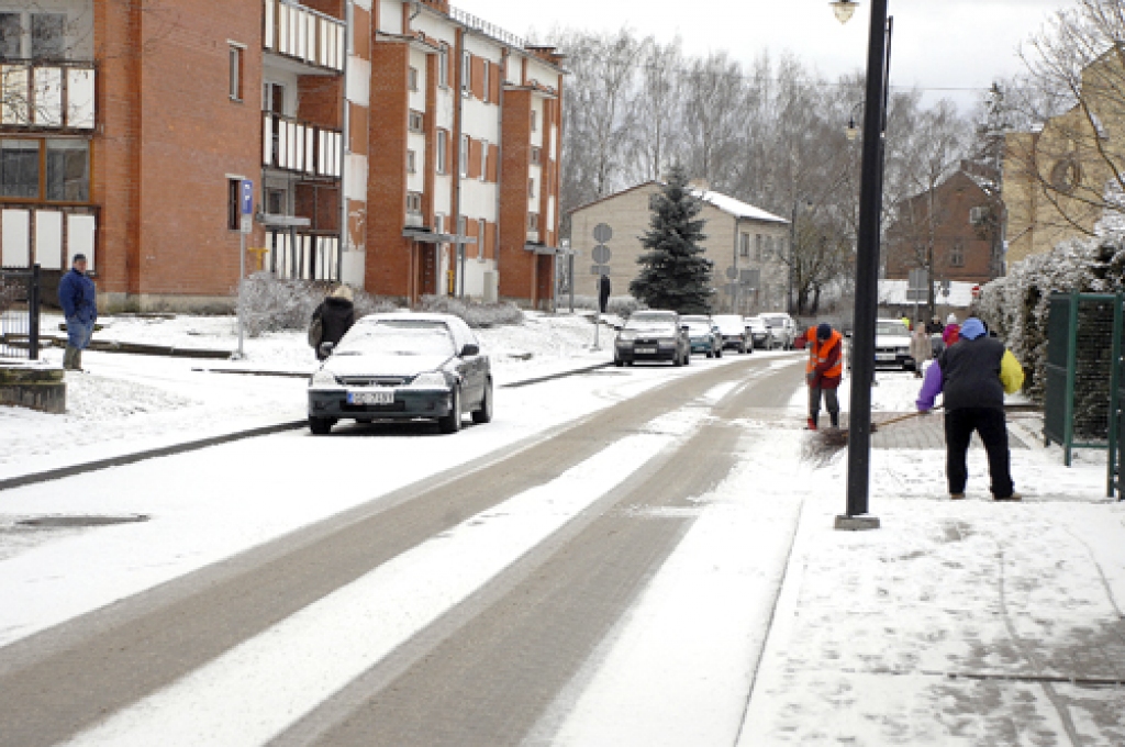 Bauskas ielās ar sniegu cīnās arī sētnieki.