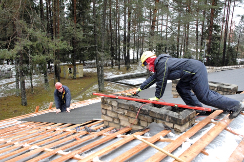 Taurkalnes bibliotēkas jumta likšanu pirms pāris dienām pārtrauca lietus, sniegs un apledojums. Celtnieki tagad siltina ēkas iekšsienas.