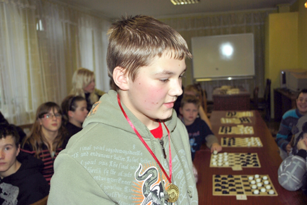 Mārtiņš Majauskis no Mežgaļu pamatskolas izcīnīja zelta medaļu zēnu konkurencē. 