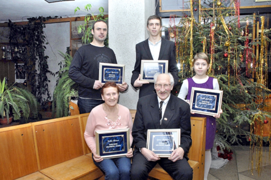 Iecavas novada gada sportisti – Dainis Upelnieks (no kreisās), Jānis Eiduks, Beāte Jašuka. Sēž – Velta Bruce un Ojārs Pārums.