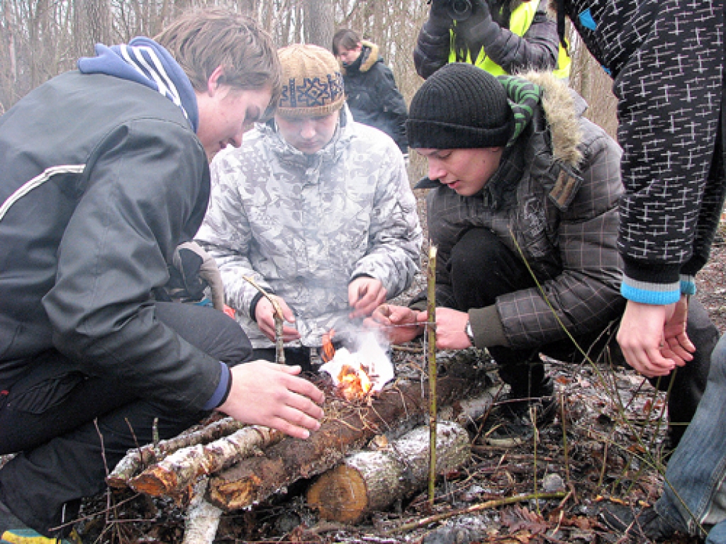 Svitenē organizētajās spēlēs mežā viens no uzdevumiem bija aukliņas pārdedzināšana. Vēsajā un vējainajā ziemas dienā tas nav viegli paveicams. 