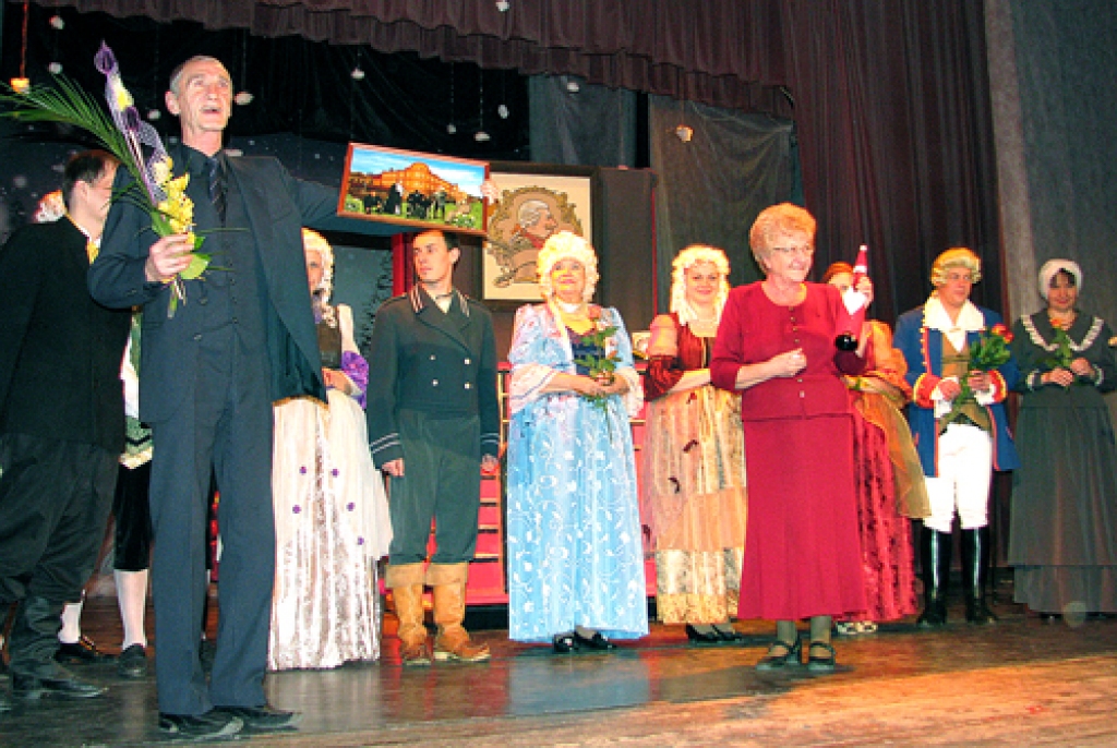 Edvīns Hegenbarts (no kreisās), Bauskas Tautas teātra aktieris, ar izrādi «Minhauzena precības» svinēja savu 60. dzimšanas dienu. 